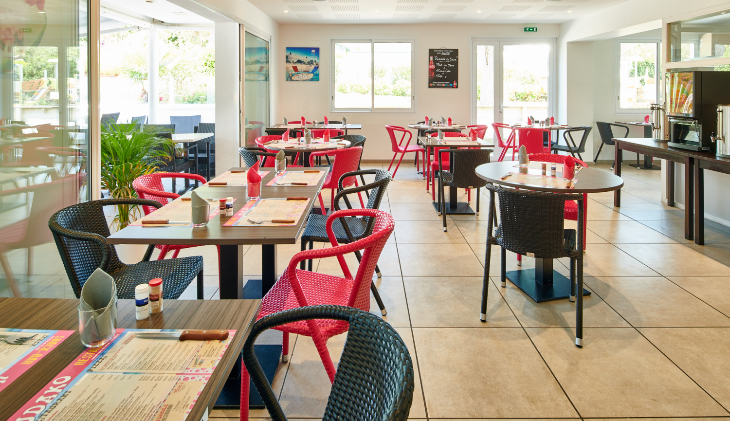 salle-de-restaurant-chaises-restaurant-udako-interieur-plat-menu-saveurs-basque